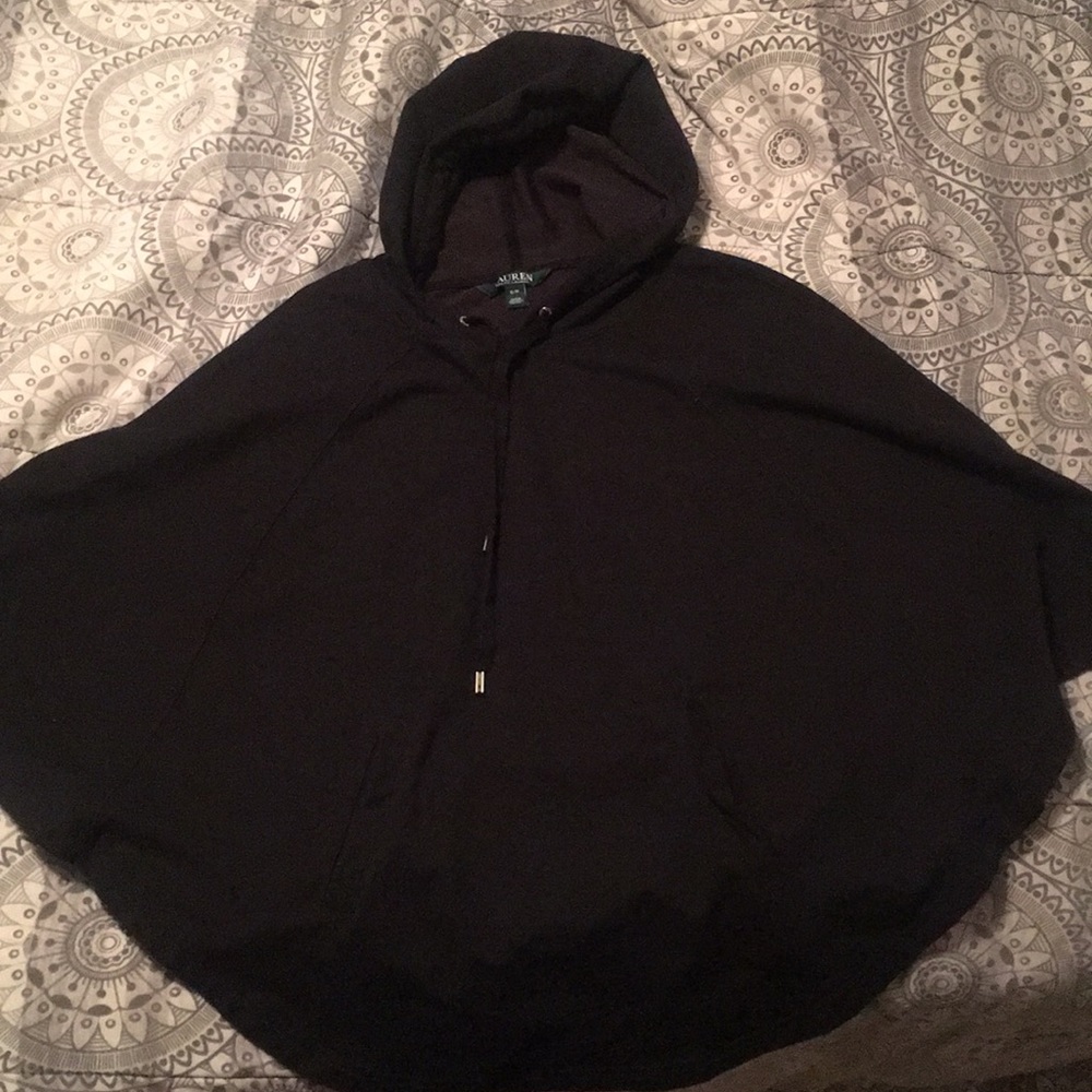 Black Ralph Lauren Poncho bland new & comfortable
